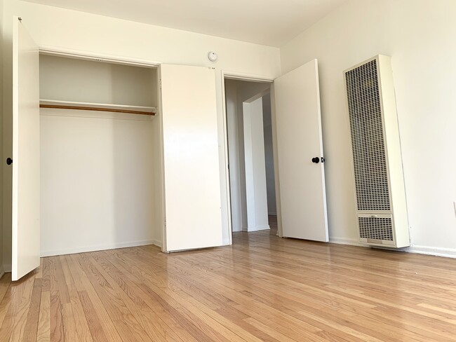 Foto del edificio - 2146 N Beachwood Dr