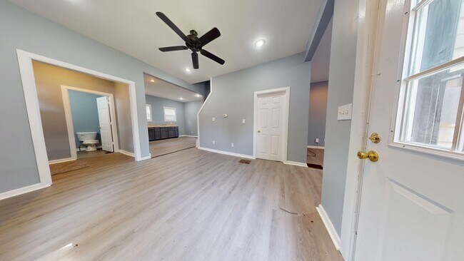 Foto del edificio - Coming soon-Large 4 bedroom, 1 1/2 baths