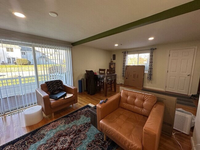 Foto del edificio - 360 Littleton Rd