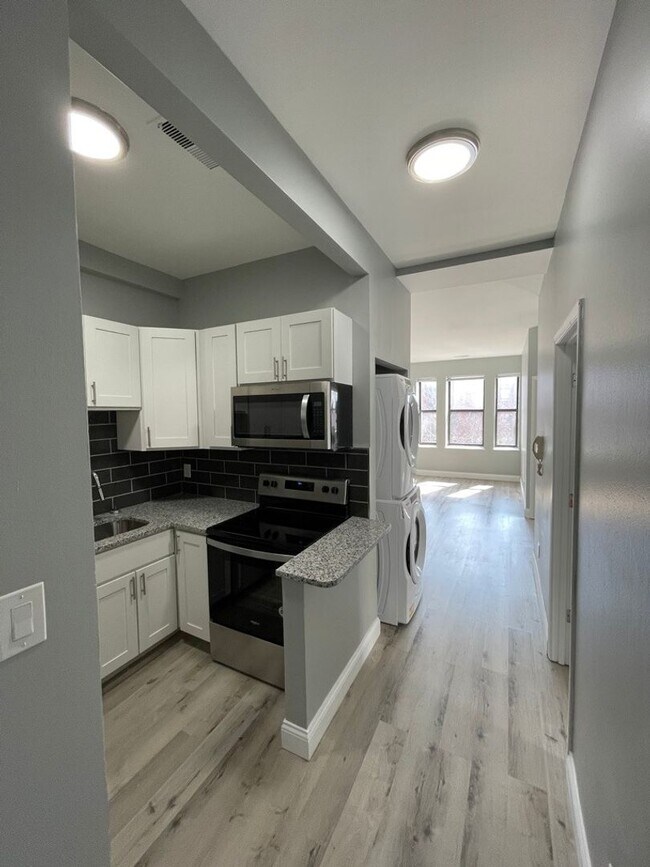 Foto del edificio - GORGEOUS 2/1 -  RENOVATED! Stainless, Granite, In Unit W/D