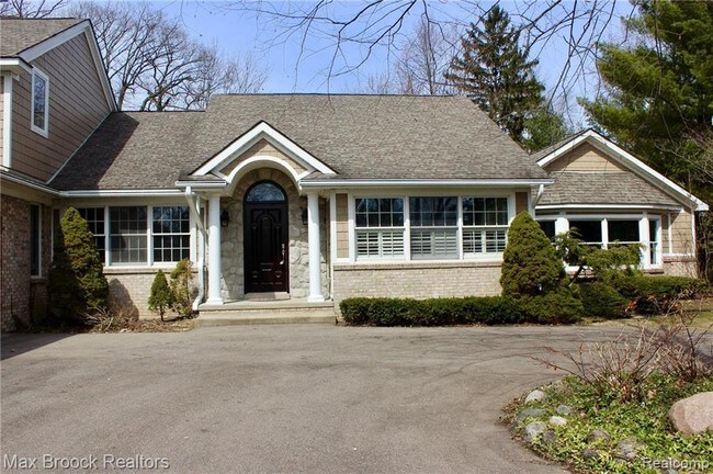 Foto del edificio - 4390 Oak Grove Dr