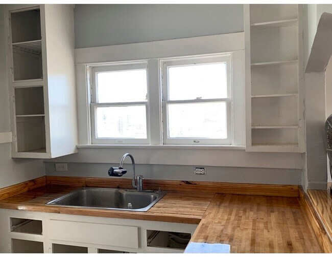 Foto del edificio - Old school Spanish style 2 bedroom cottage available downtown Oceanside walking distance to the b...