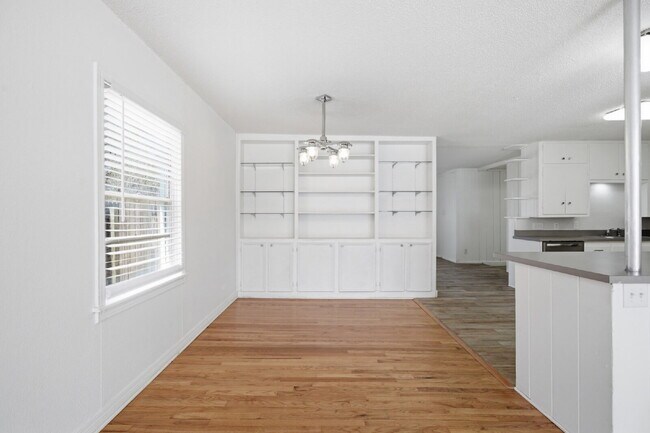 Foto del edificio - Modern Luxury Meets Historic Soul: Pristine Home with Flexible Move-In Through June!