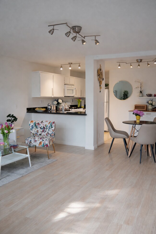 Distribución abierta que conecta el comedor y la cocina. - 4401 Kraft Ave