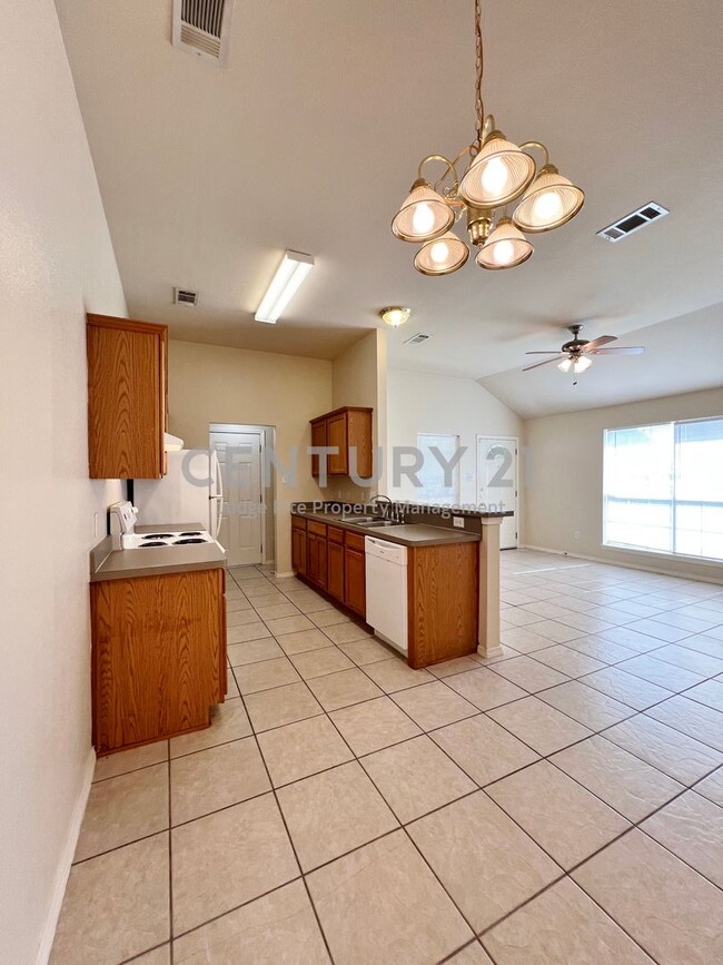 Building Photo - Cozy 3/2/1 Duplex in Crowley ISD For Rent!