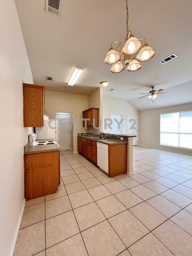 Foto del edificio - Cozy 3/2/1 Duplex in Crowley ISD For Rent!