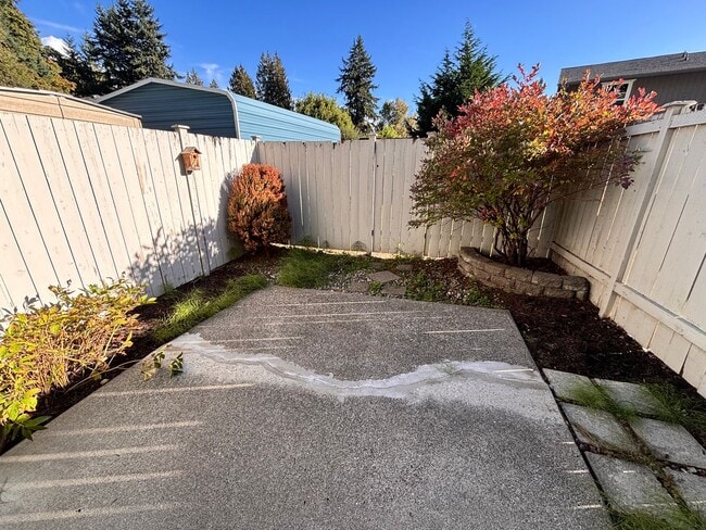 Building Photo - 2 Bedrrom, 1.5 Bahroom Townhouse, availabl...