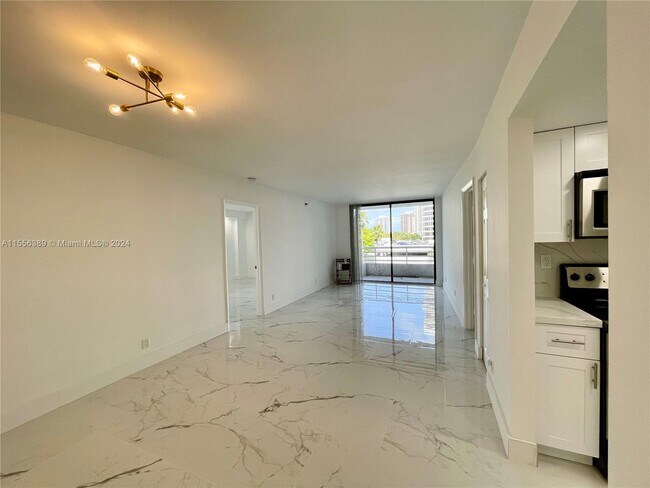 Foto del edificio - 3300 NE 192 St