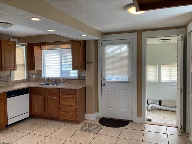 Building Photo - 4100 Twin Pines Rd