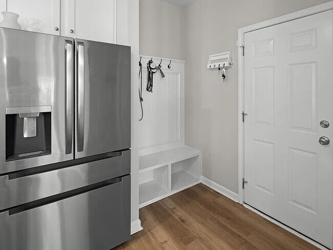 Foto del edificio - Room in House on Bounty Cir