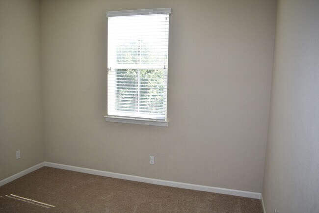 Foto del edificio - 3033 Village Park Dr