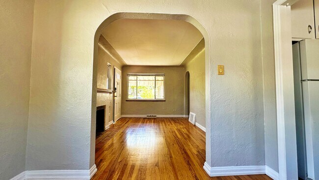 Foto del edificio - Lovely Mid Century 2 Bed 1 Bath Courtyard ...