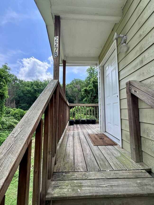 Building Photo - Cute 2-bedroom duplex convenient to UNC an...