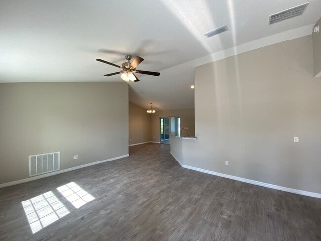 Foto del edificio - Custom Home - Desirable SE Ocala neighborhood 3/2/2 ** Wont Last**