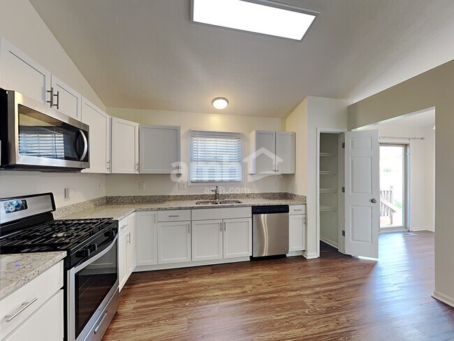 Foto del edificio - 7888 Edgewater Dr