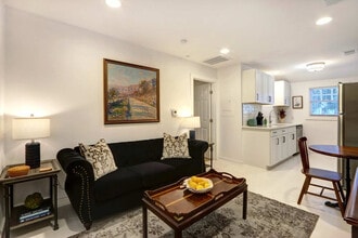 Building Photo - 306 E Victory Dr