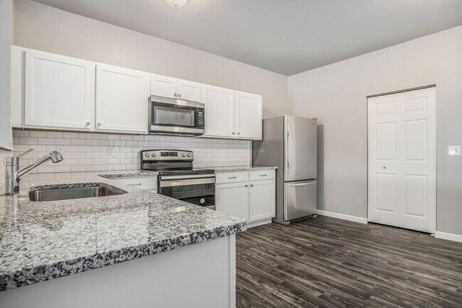 Foto del edificio - 15921 Cedar Dr