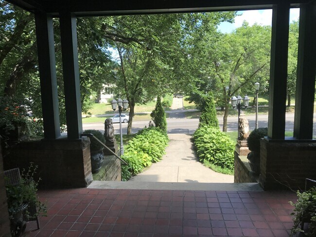 Foto del edificio - Beautiful 3 Bed / 2.5 Bath Summit Ave Cond...