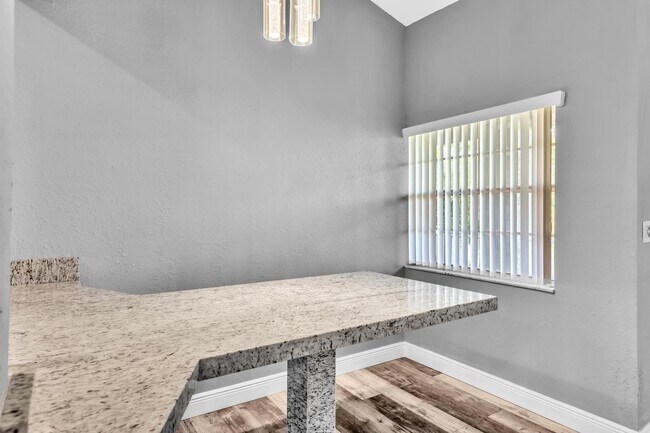 Foto del edificio - 2890 N Oakland Forest Dr