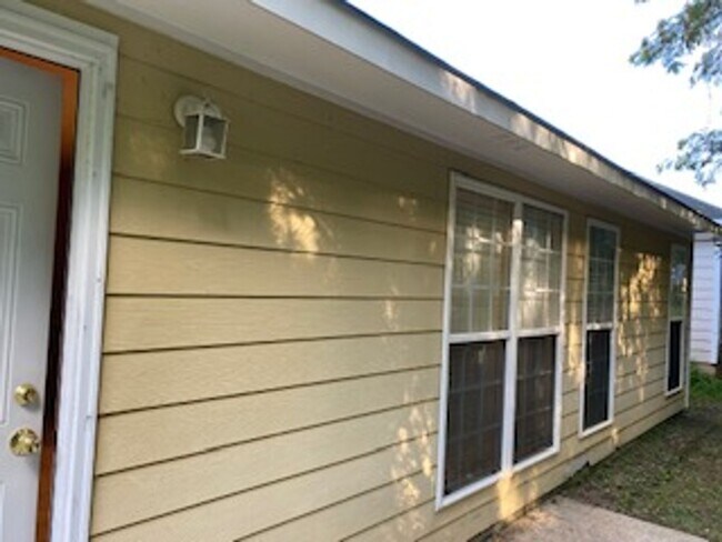 Building Photo - 714 Pinehill Court