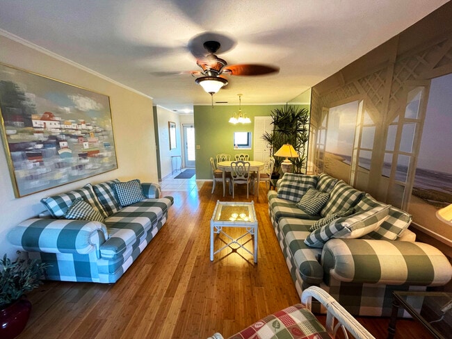 Building Photo - 2111 NE 1st Ct