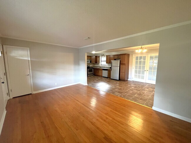 Building Photo - New Paint & Carpet!