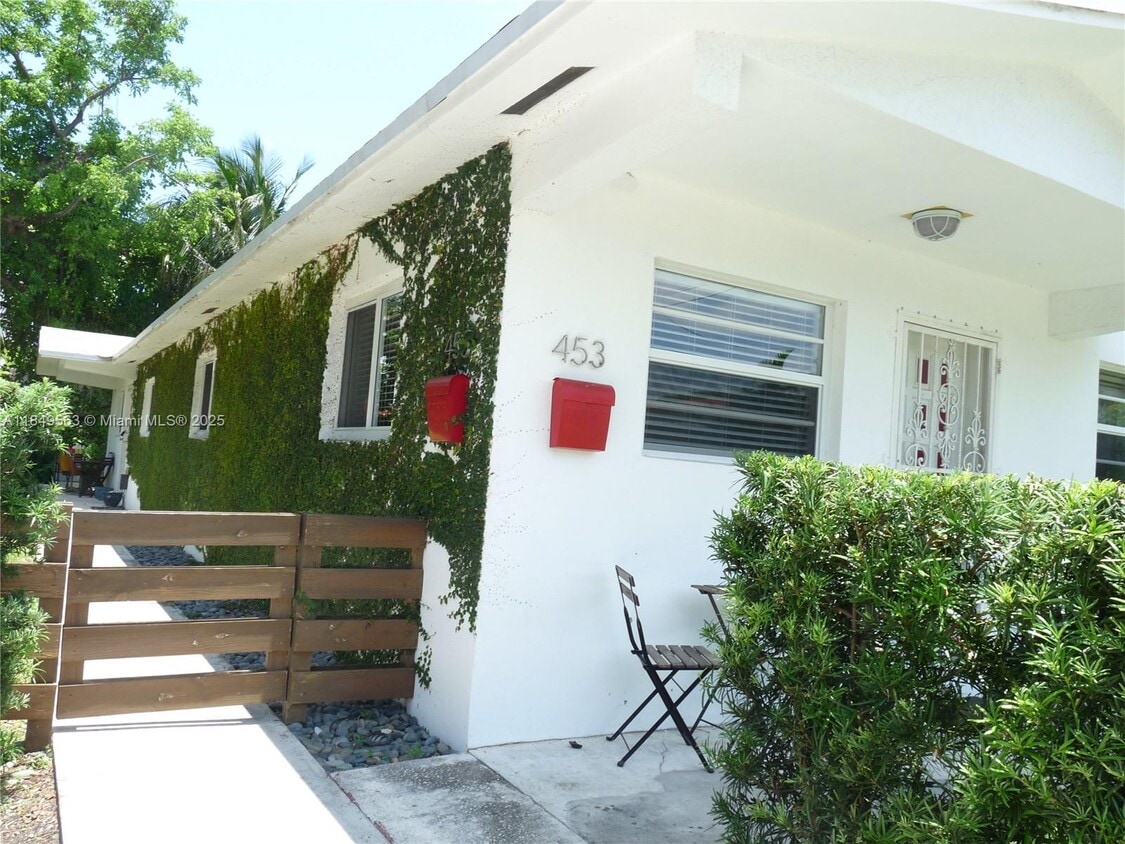 Primary Photo - 453 NE 70th St