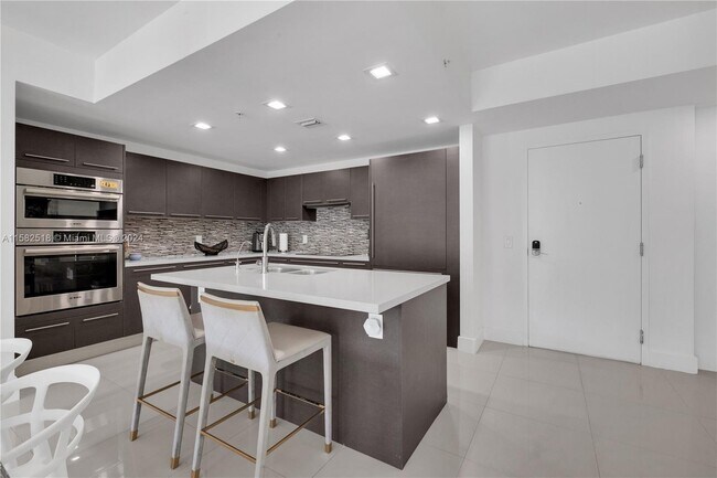 Foto del edificio - 7751 NW 107th Ave