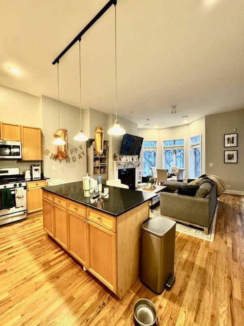 Building Photo - 1927 N Sedgwick St