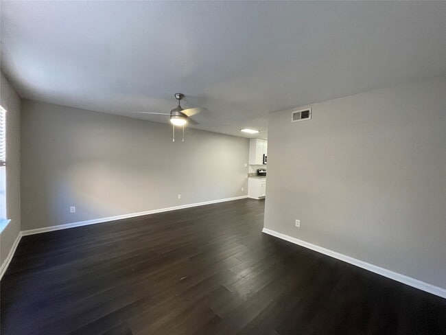 Foto del edificio - 9075 Gaylord Dr