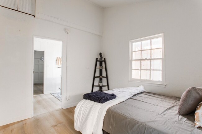 Building Photo - 620 Huntley Drive. West Hollywood, CA 90069