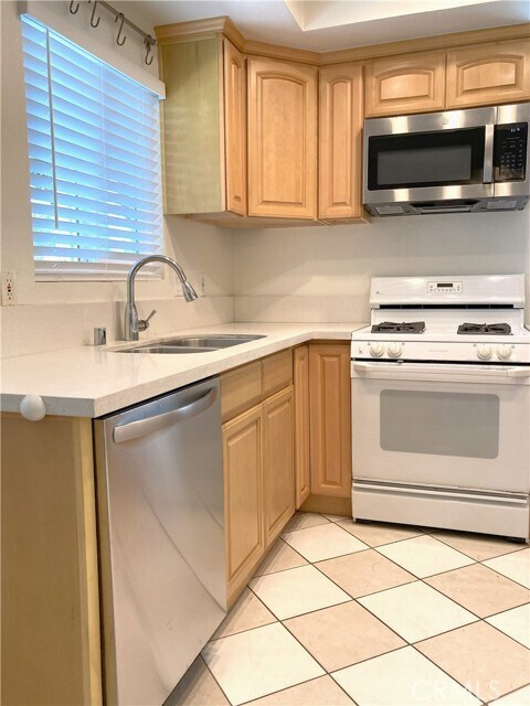 Building Photo - 61 Briarglen