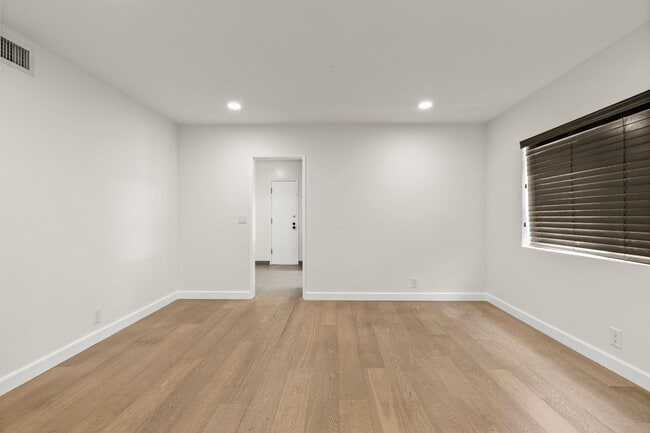 Building Photo - 148 S Oakhurst Dr