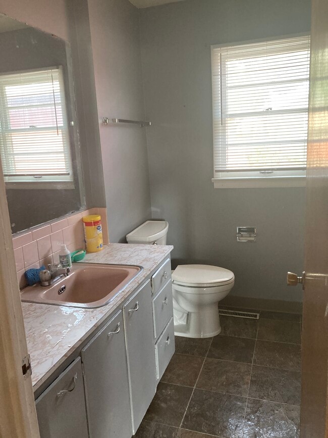 Building Photo - 100 Blevins Ct