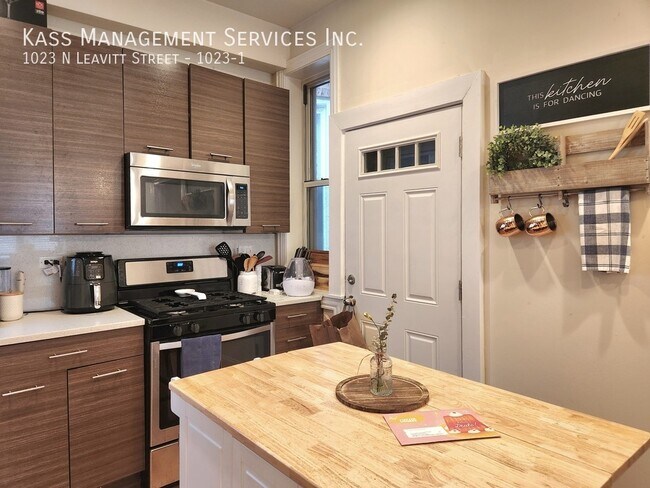 Photo - 1023 N Leavitt St Apartment