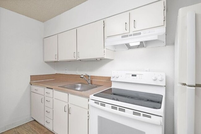 Foto del edificio - FIRST MONTHS RENT FREE! 2 bedroom 1 bath!!