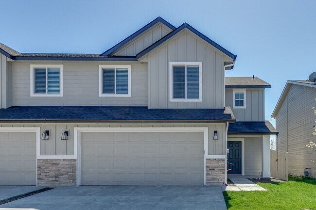 Building Photo - 3 Bedroom Townhome Available
