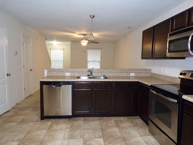 Foto del edificio - Two Bedroom Townhome located in the Burrou...
