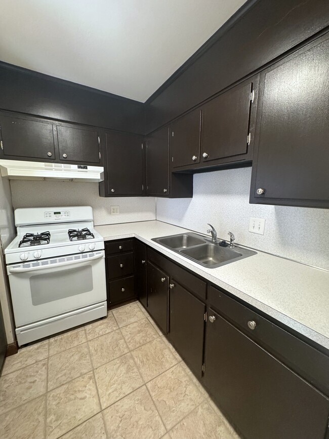 Building Photo - 580 Bridge St