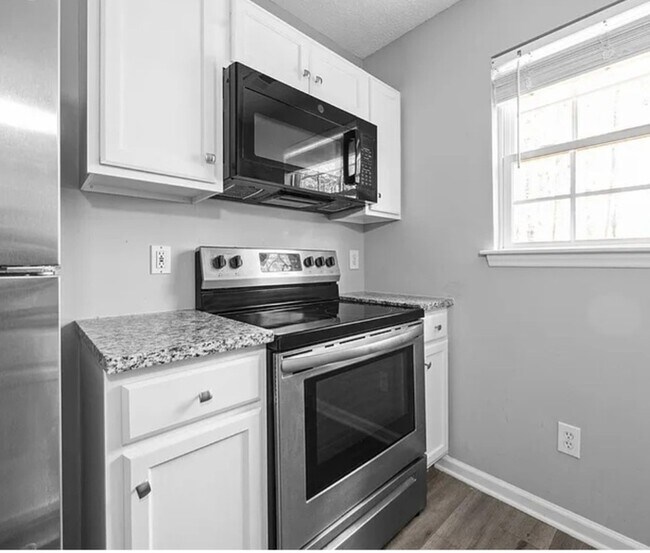 Foto del edificio - Excellent condition! 3 bedroom house in SE Raleigh