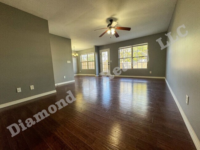 Foto del edificio - Updated 4 Bed Duplex close to MSU and Down...