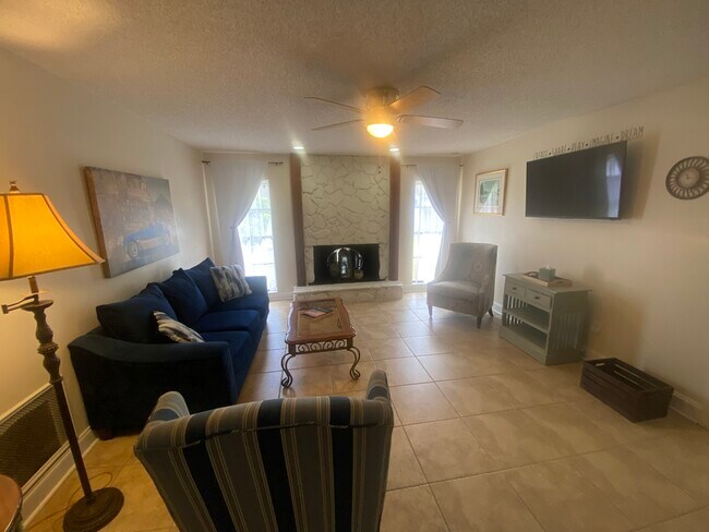 Foto del edificio - 648 Glenview Dr