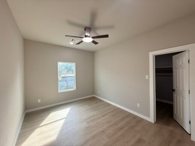 Foto del edificio - 7909 Ford St