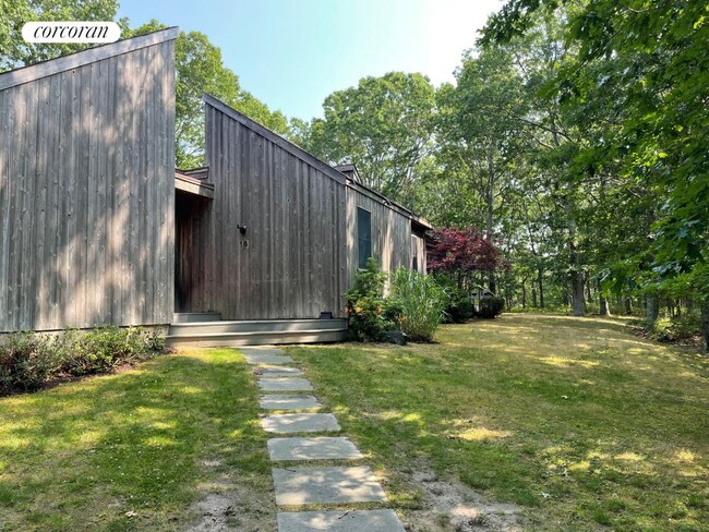 Building Photo - 16 Peconic Hills Ct