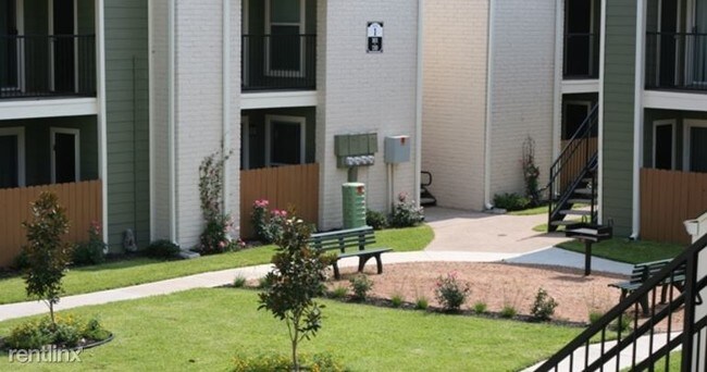 Building Photo - 8000 Creekbend Dr