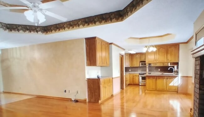 Building Photo - 308 W Aven Ave