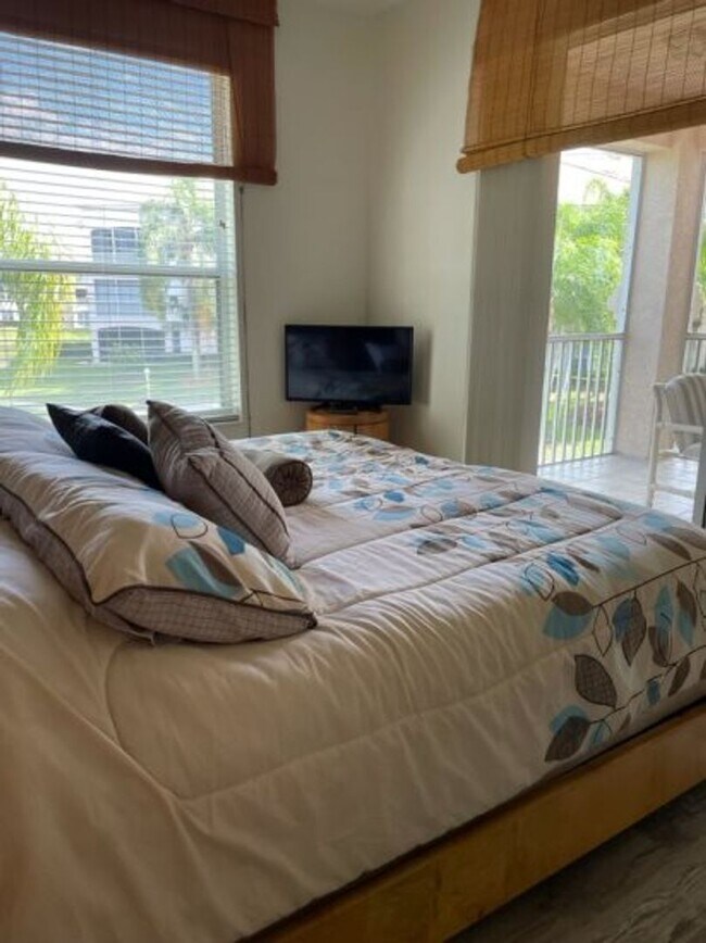 Foto del edificio - Beautiful Lake View Condo for Rent