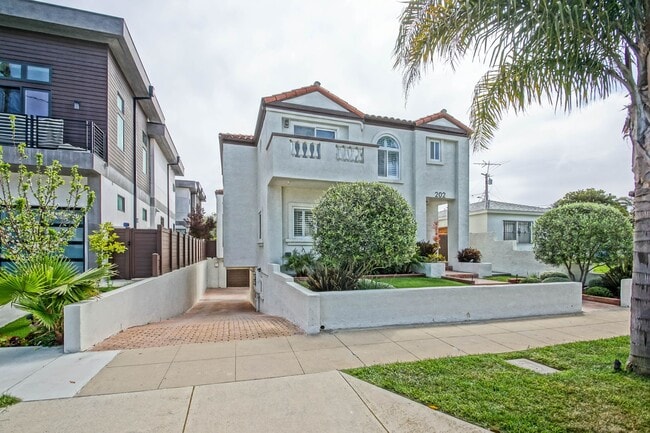Building Photo - Beautifully Remodeled, Detached Front Town...