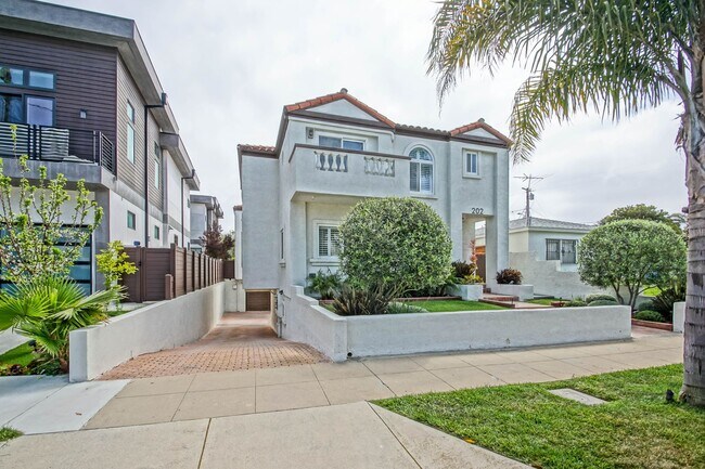 Foto del edificio - Beautifully Remodeled, Detached Front Town...