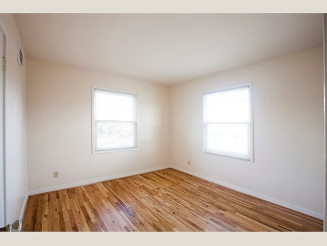 Building Photo - Lovely Mid-Century Gem in Peaceful Park Li...